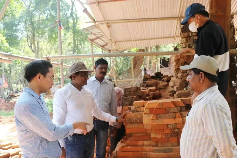New findings uncovered during excavations at the My Son temple complex. Vietnamese and Indian experts supervise the restoration work at Tower F, part of the My Son Temple Complex. (Photo: VNA)