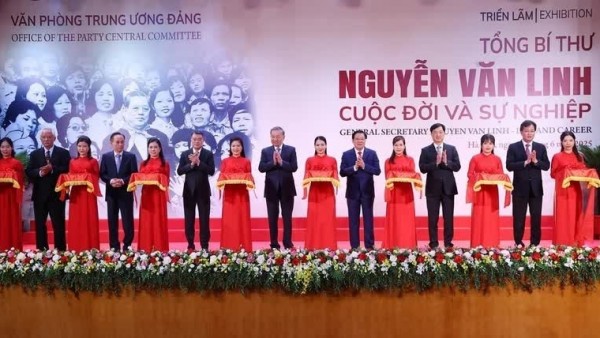 Top leader attends opening of exhibition on late leader