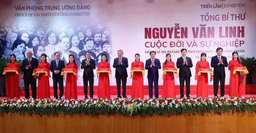 Party General Secretary To Lam (C) and other delegates cut the ribbon to launch the exhibition (Photo: VNA)