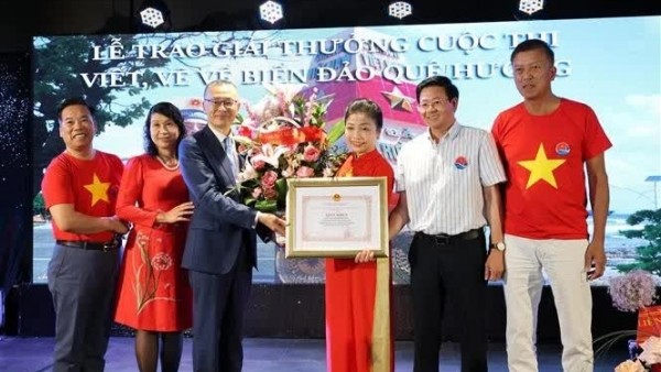 Winners of writing/drawing contest on Vietnam’s seas and islands announced in Berlin