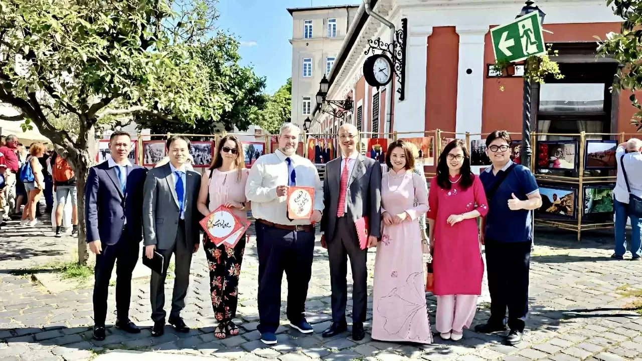 Deepening Vietnamese cultural identity, enhancing people-to-people exchanges, strengthening Vietnam-Hungary friendship Deepening Vietnamese cultural identity, enhancing people-to-people exchanges, strengthening Vietnam-Hungary friendship