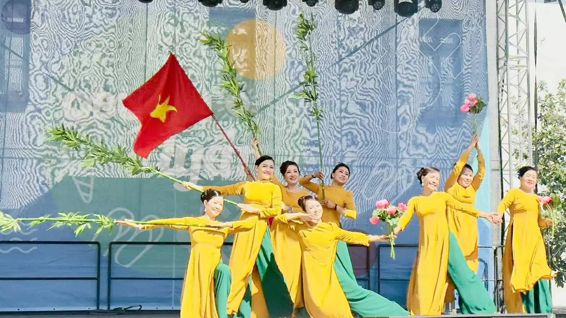 Deepening Vietnamese cultural identity, enhancing people-to-people exchanges, strengthening Vietnam-Hungary friendship