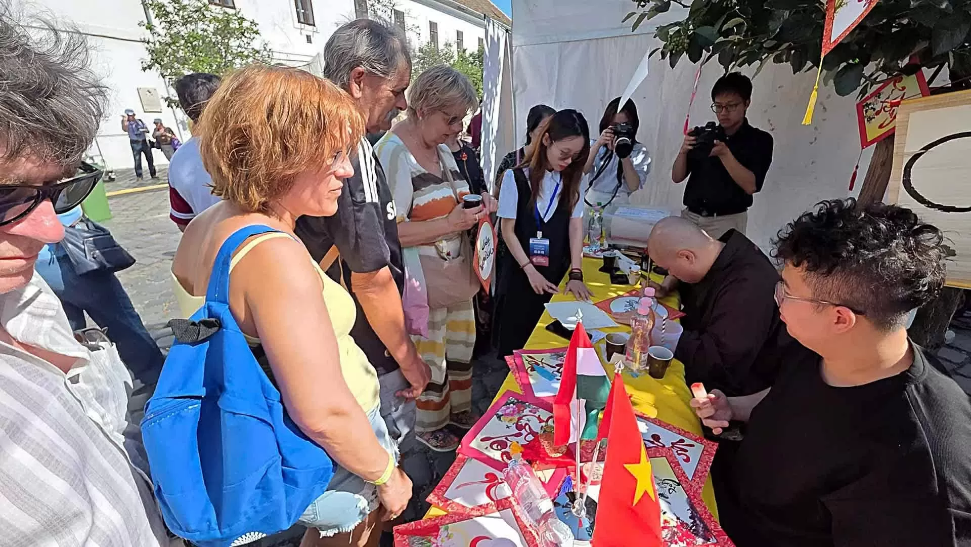 Deepening Vietnamese cultural identity, enhancing people-to-people exchanges, strengthening Vietnam-Hungary friendship Deepening Vietnamese cultural identity, enhancing people-to-people exchanges, strengthening Vietnam-Hungary friendship