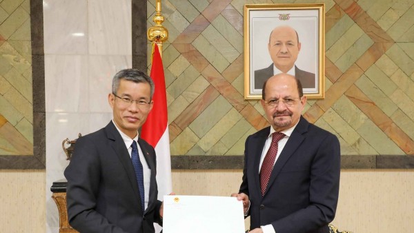 Ambassador Hoang Huu Anh presents copy of the Credentials to Yemeni Foreign Minister