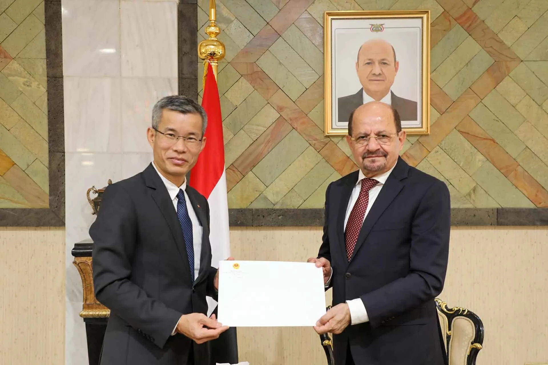 Đại sứ Hoàng Hữu Anh trình bản sao Thư ủy nhiệm lên Bộ trưởng Ngoại giao Yemen, Tiến sĩ Shaya Mohsin Zindani