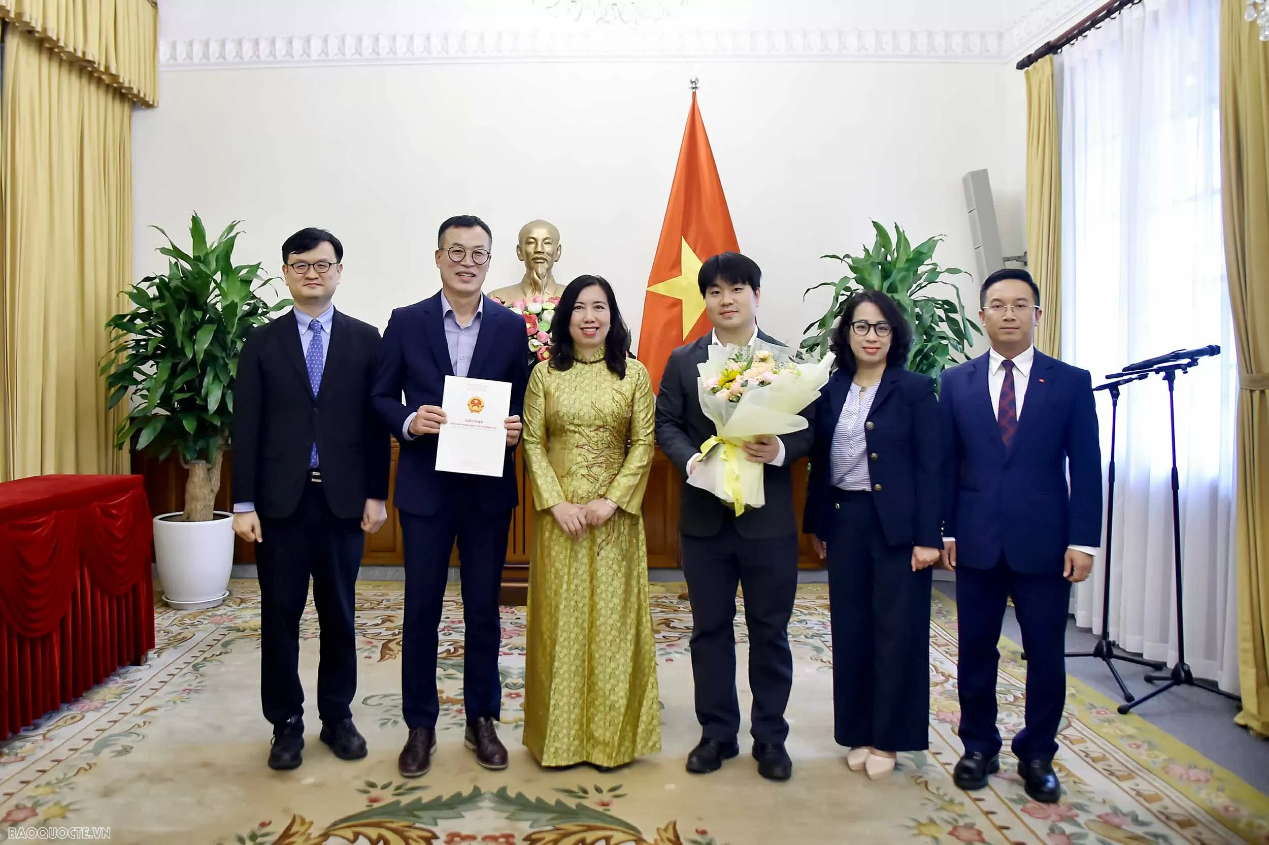 Deputy FM Le Thi Thu Hang presented license to RoK’s Financial News to open bureau in Vietnam Deputy FM Le Thi Thu Hang presented license to RoK’s Financial News to open bureau in Vietnam