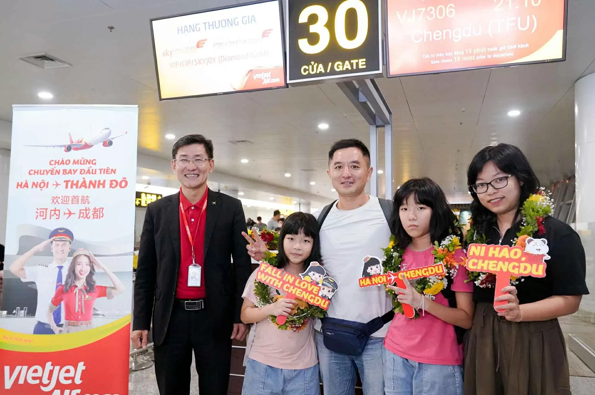 Vietjet launches direct flight service between Hanoi and  Chengdu