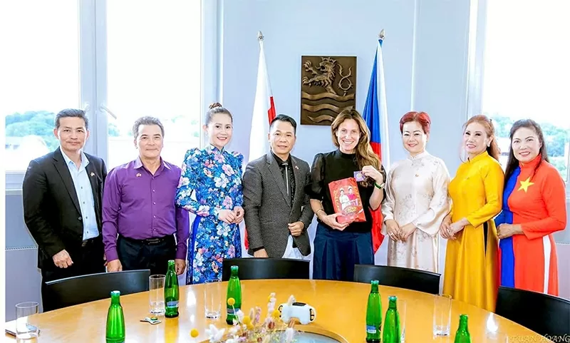 The Organising Committee of Ms. Ao Dai 2026 met and worked with Mrs. Andrea Pfeffer Ferklová, Mayor of the cinematic city of Karlovy Vary.