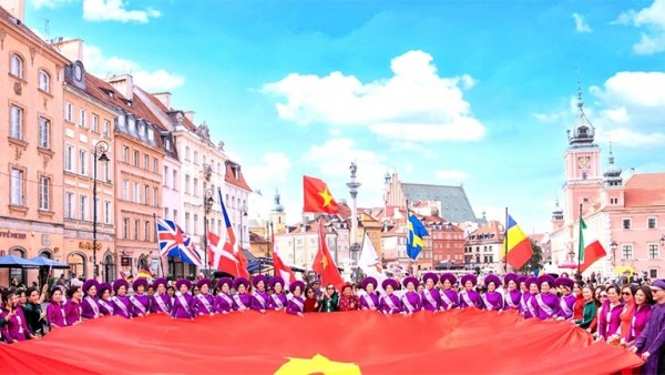 Mrs. Ao Dai Europe 2026 organising committee meets with the Mayor of Karlovy Vary (Czech Republic)