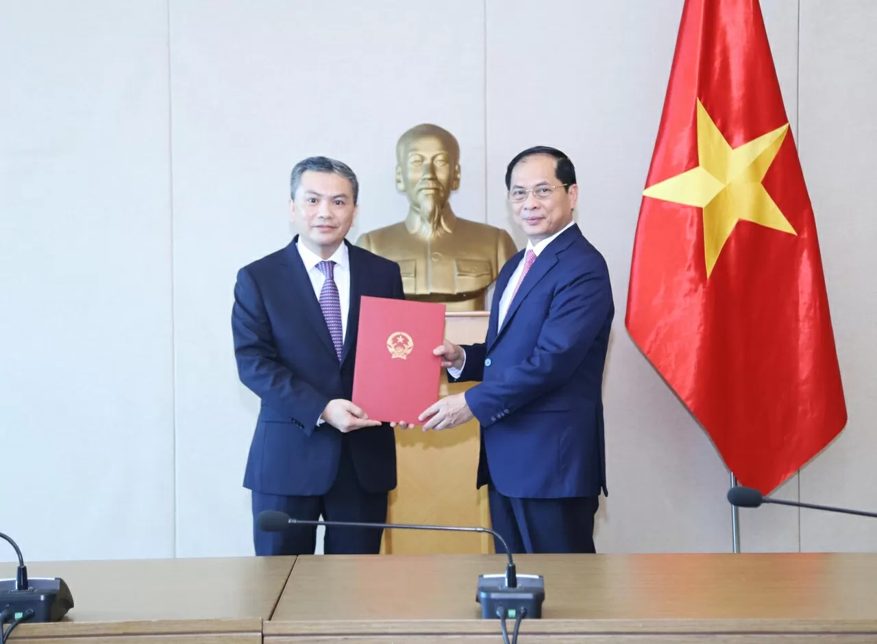 Presentation of the appointment decision for the Director General of the Department of Cryptography and Information Technology Appointment for the Director General of the Department of Cryptography and Information Technology