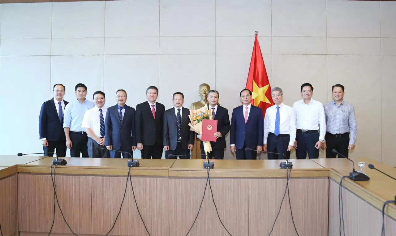 Presentation of the appointment decision for the Director General of the Department of Cryptography and Information Technology Appointment for the Director General of the Department of Cryptography and Information Technology