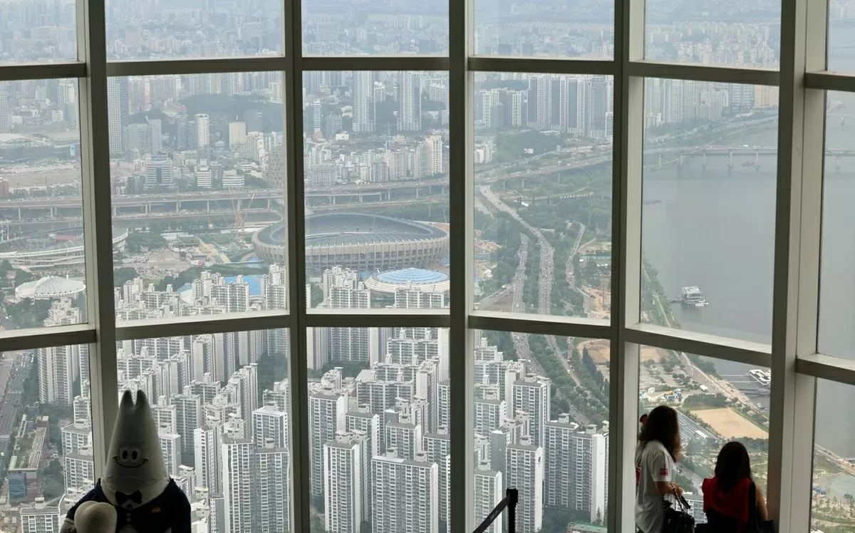 Apartments in southern Seoul are seen from Seoul Sky, an observation deck at the top of Lotte World Tower in the city's Songpa District, Thursday. Yonhap