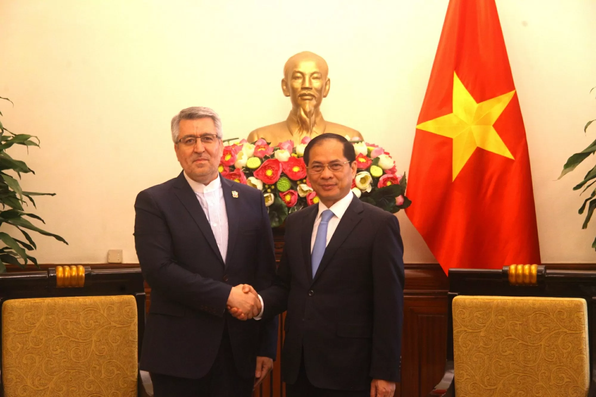 Deputy PM and Minister of Foreign Affairs Bui Thanh Son receives Iranian Ambassador Ali Akbar Nazari