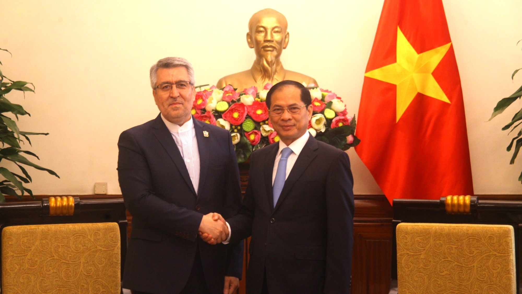Deputy PM and Minister of Foreign Affairs Bui Thanh Son receives Iranian Ambassador Ali Akbar Nazari