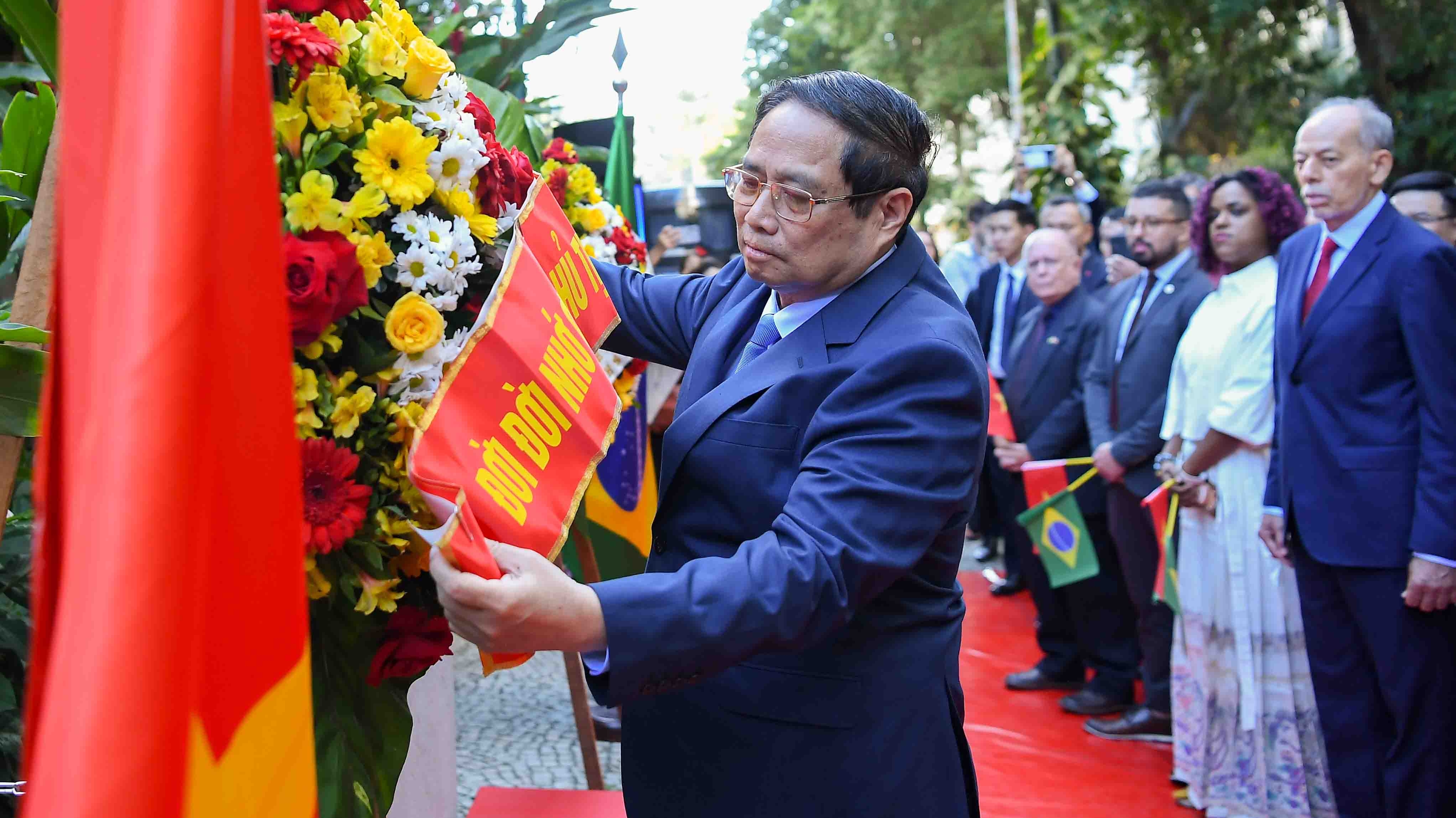 Prime Minister Pham Minh Chinh pays floral tribute to President Ho Chi Minh in Brazil