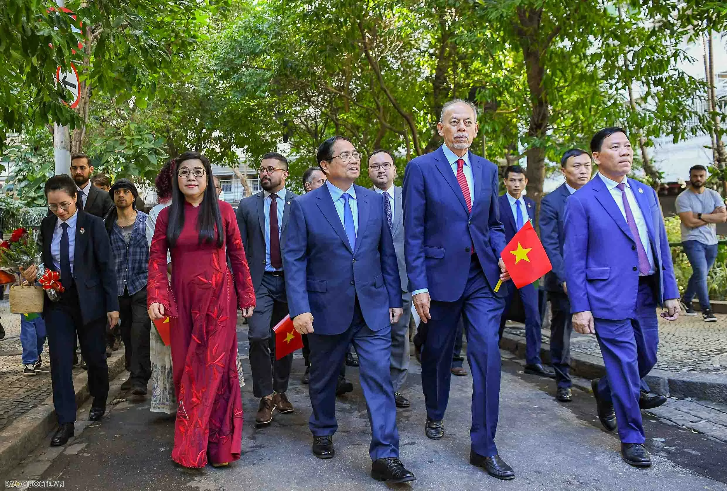 Prime Minister Pham Minh Chinh pays floral tribute to President Ho Chi Minh in Brazil