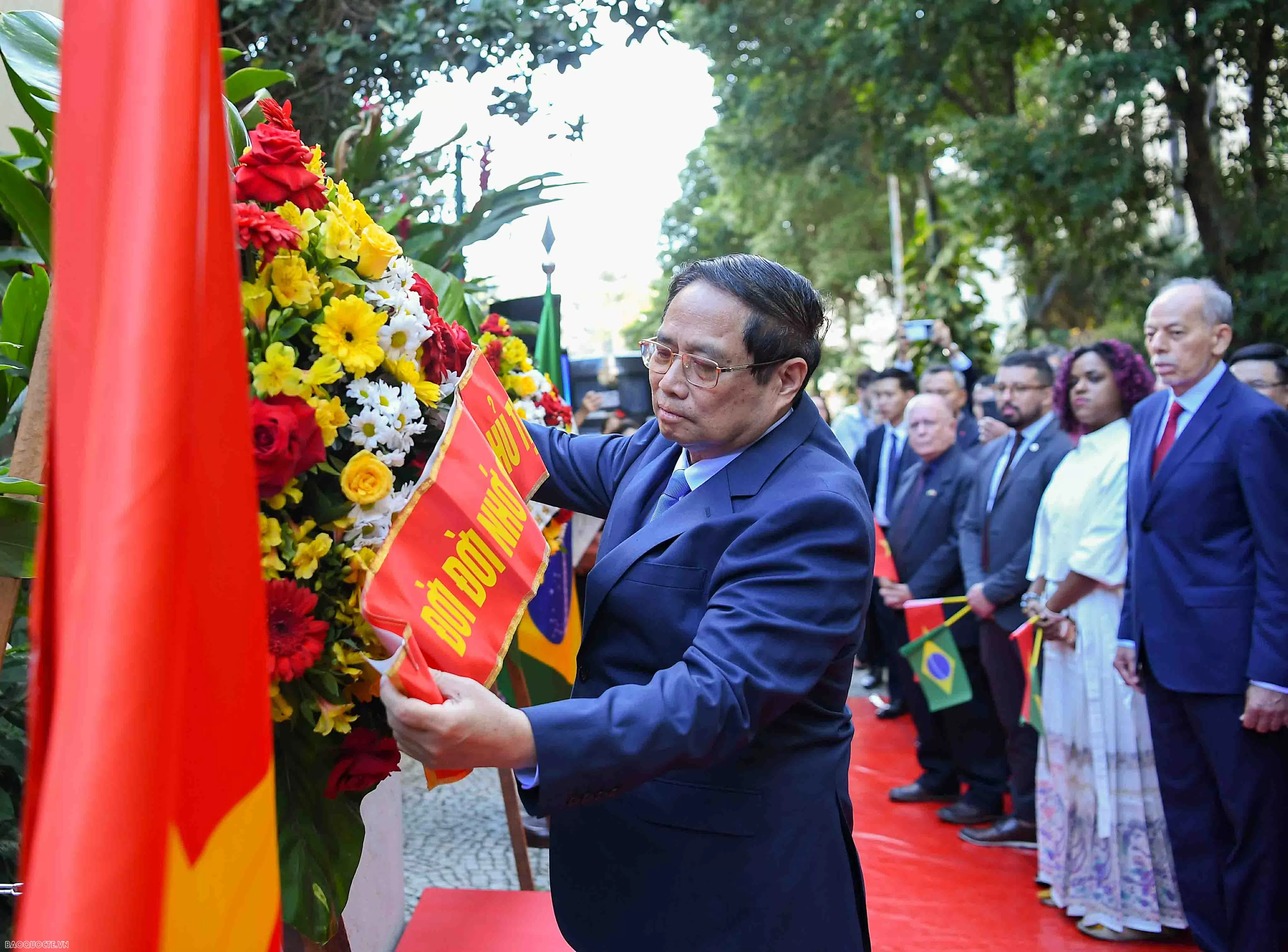Thủ tướng Phạm Minh Chính dâng hoa tại Biển kỷ niệm, tôn vinh Chủ tịch Hồ Chí Minh tại thành phố Rio de Janeiro, Brazil Thủ tướng Phạm Minh Chính dâng hoa tại Biển kỷ niệm, tôn vinh Chủ tịch Hồ Chí Minh tại thành phố Rio de Janeiro, Brazil