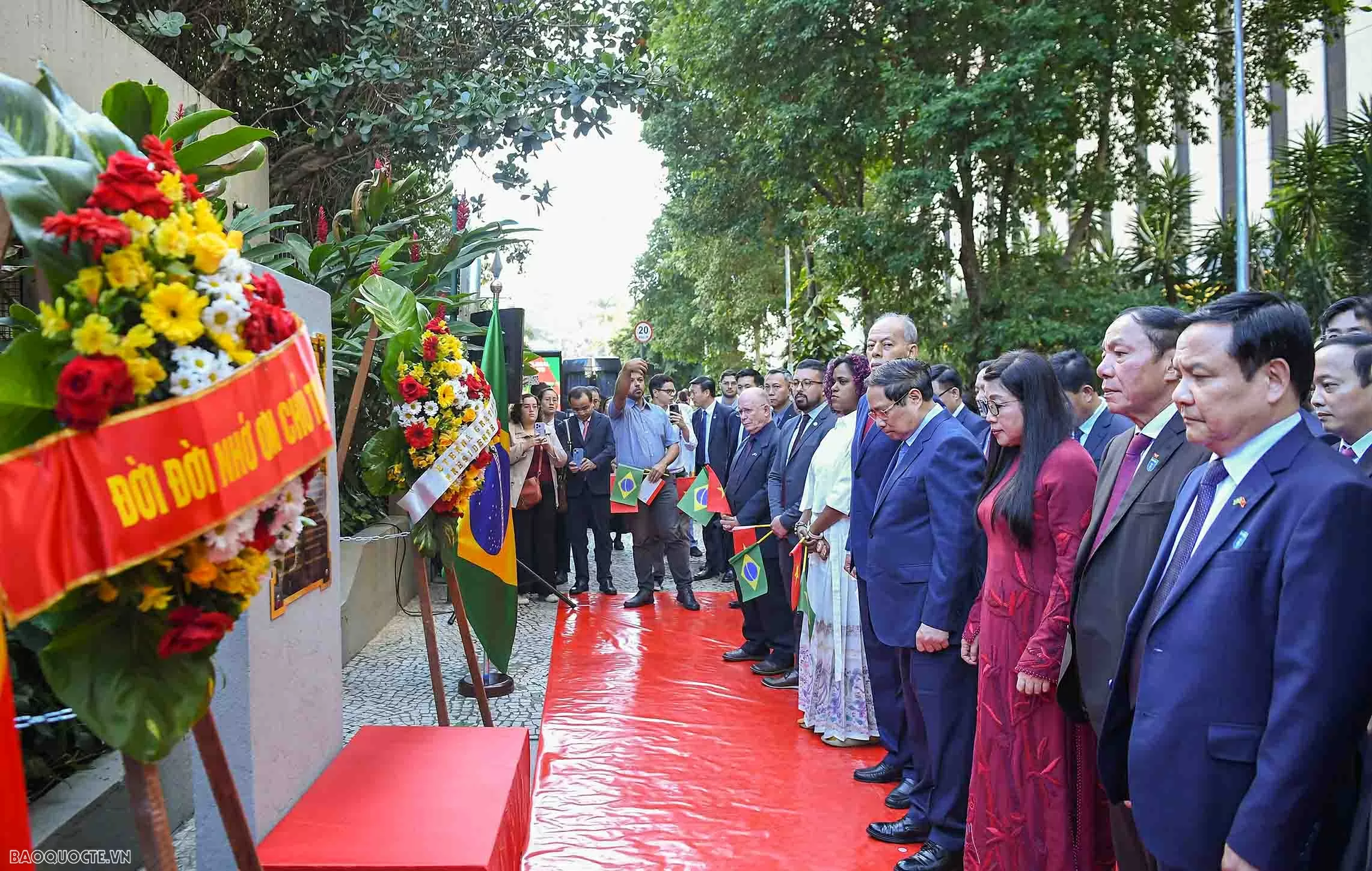 Thủ tướng Phạm Minh Chính dâng hoa tại Biển kỷ niệm, tôn vinh Chủ tịch Hồ Chí Minh tại thành phố Rio de Janeiro, Brazil