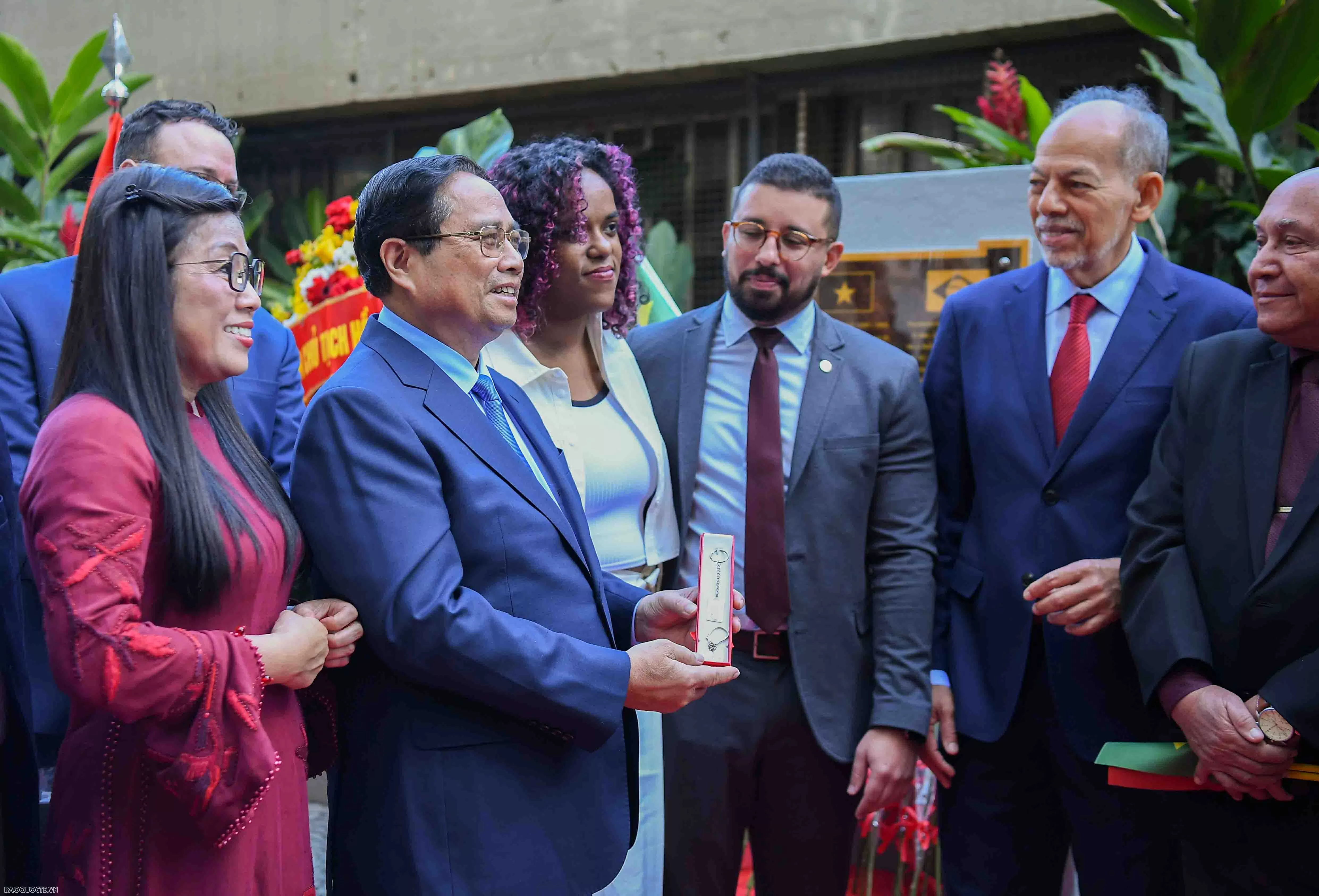 Prime Minister Pham Minh Chinh pays floral tribute to President Ho Chi Minh in Brazil