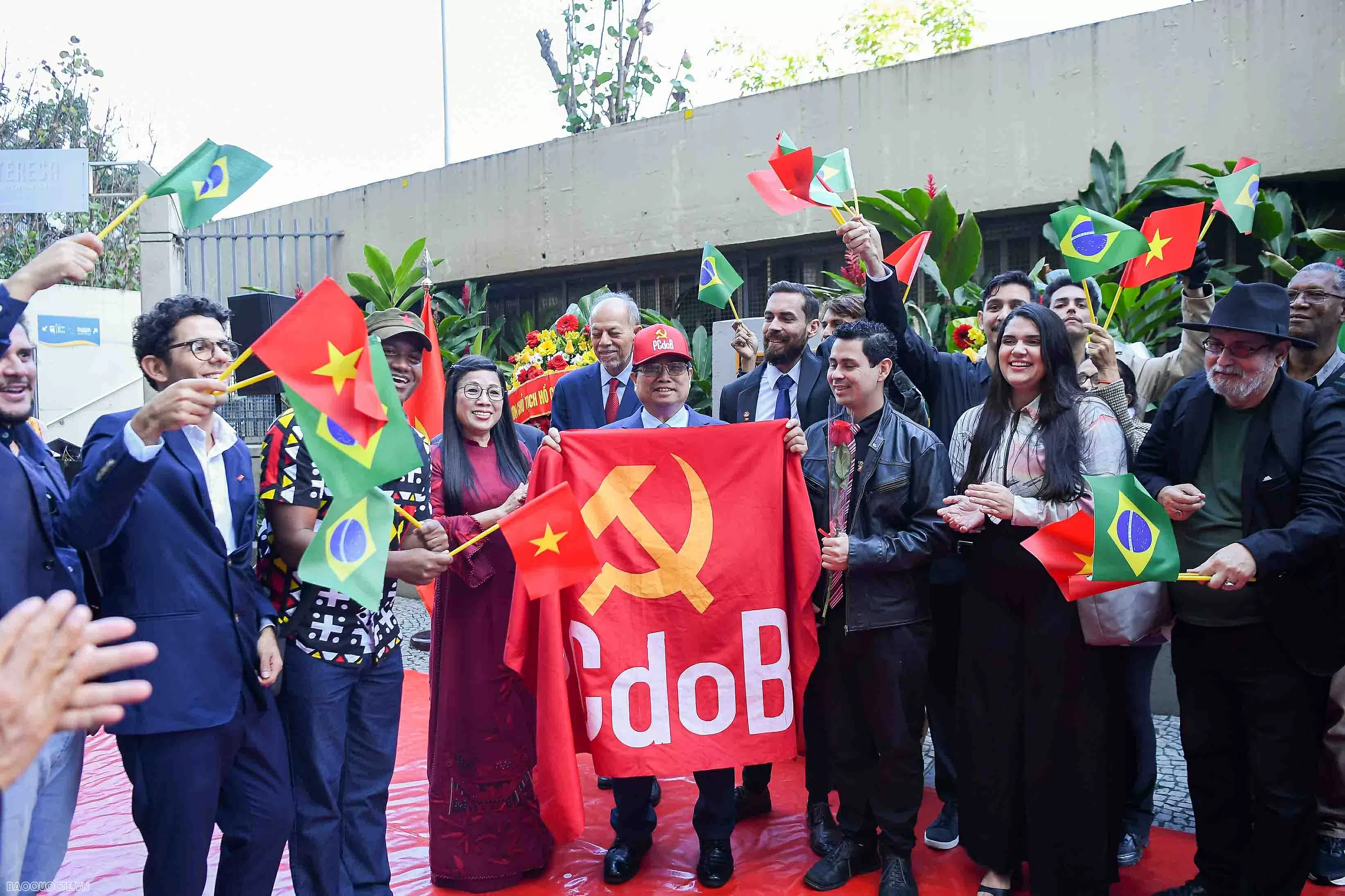 Prime Minister Pham Minh Chinh pays floral tribute to President Ho Chi Minh in Brazil