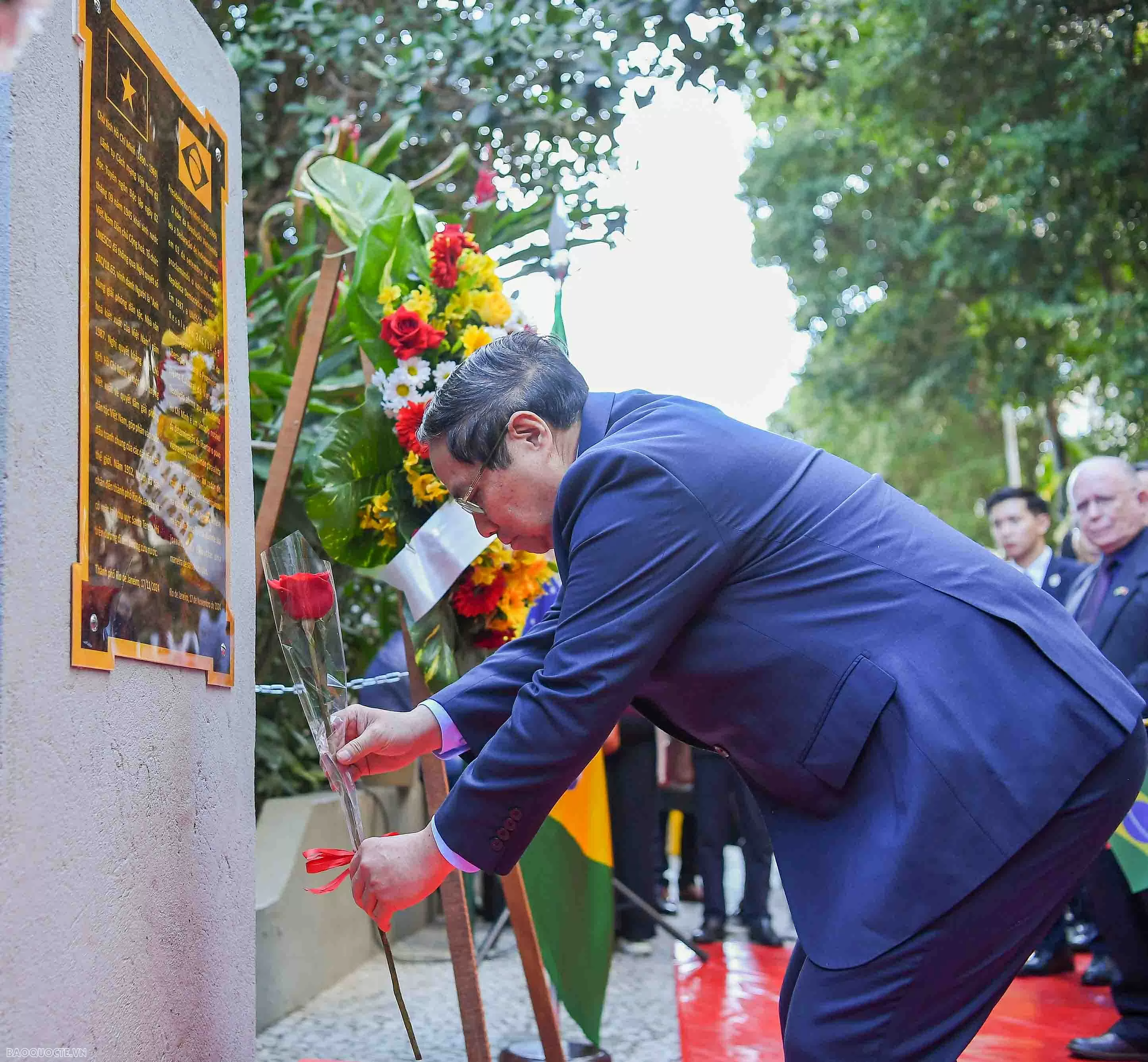 Prime Minister Pham Minh Chinh pays floral tribute to President Ho Chi Minh in Brazil