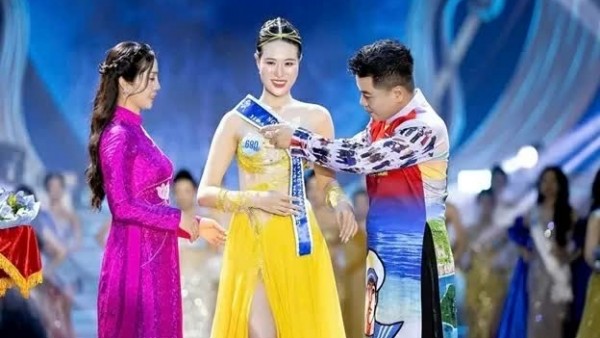 Designers Hang Nguyen and David Le spread the love of Ao Dai at Miss Sea Island Vietnam 2025