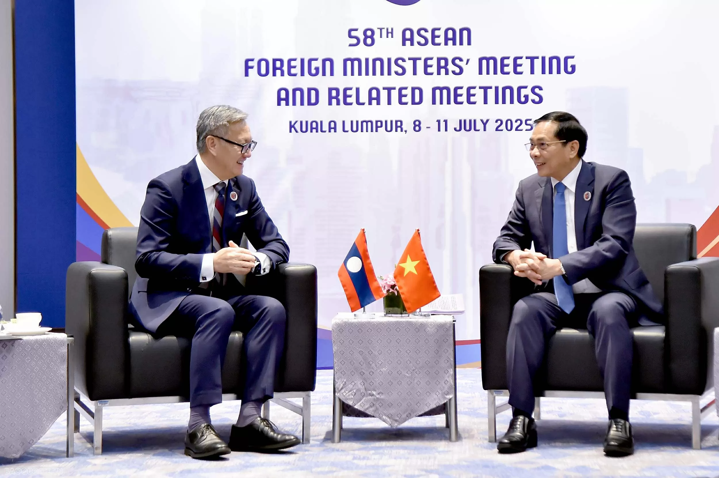 Bộ trưởng Ngoại giao Lào Thongsavanh Phomvihane khẳng định Lào luôn coi trọng và đặt ưu tiên cao trong việc củng cố và phát triển quan hệ đặc biệt với Việt Nam.