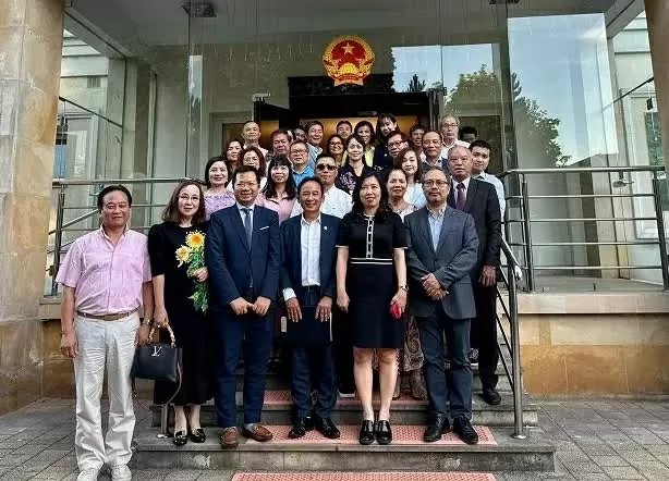 Deputy Minister of Foreign Affairs Le Thi Thu Hang visits the Vietnamese community in Poland