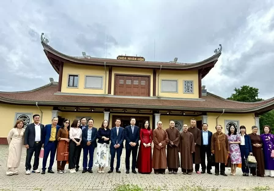 Deputy Minister of Foreign Affairs Le Thi Thu Hang visits the Vietnamese community in Poland