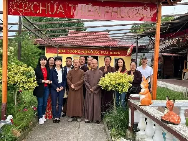 Deputy Minister of Foreign Affairs Le Thi Thu Hang visits the Vietnamese community in Poland