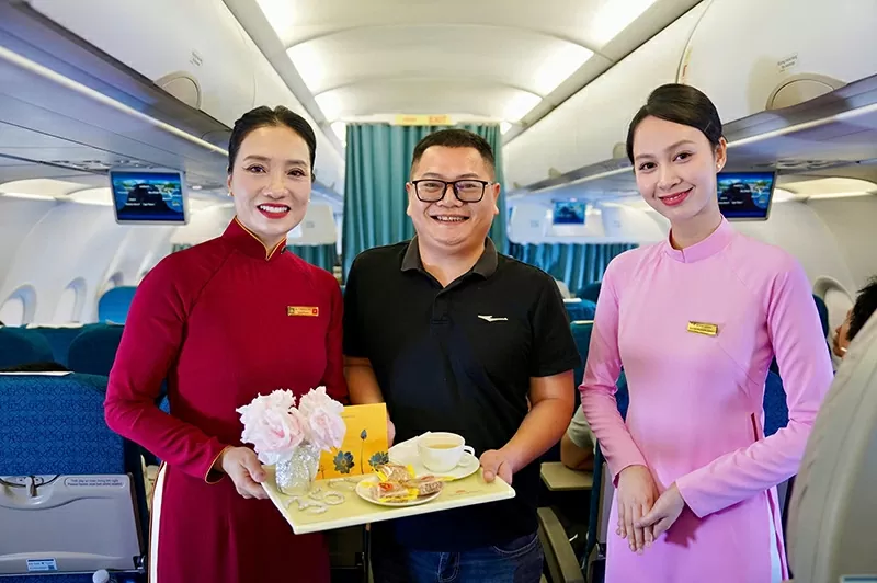 3. The 350 millionth passenger boards flight VN1541 from Hanoi to Hue 3. The 350 millionth passenger boards flight VN1541 from Hanoi to Hue