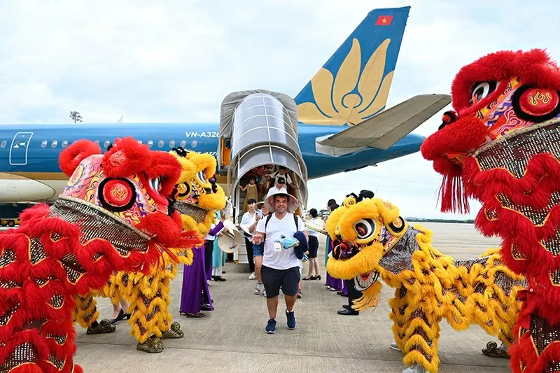 Vietnam Airlines đón hành khách thứ 350 triệu sau 30 năm thành lập Vietnam Airlines đón hành khách thứ 350 triệu sau 30 năm thành lập