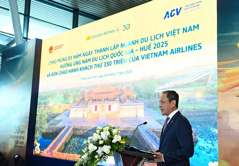 Vietnam Airlines đón hành khách thứ 350 triệu sau 30 năm thành lập Vietnam Airlines đón hành khách thứ 350 triệu sau 30 năm thành lập