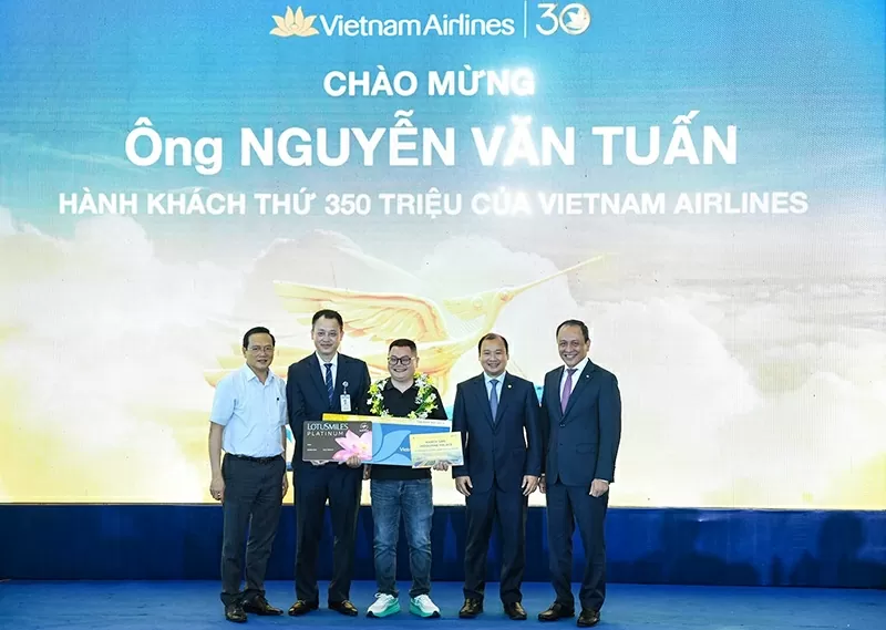 Vietnam Airlines đón hành khách thứ 350 triệu sau 30 năm thành lập