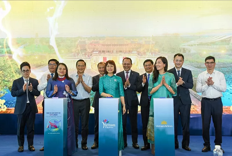 Vietnam Airlines đón hành khách thứ 350 triệu sau 30 năm thành lập Vietnam Airlines đón hành khách thứ 350 triệu sau 30 năm thành lập