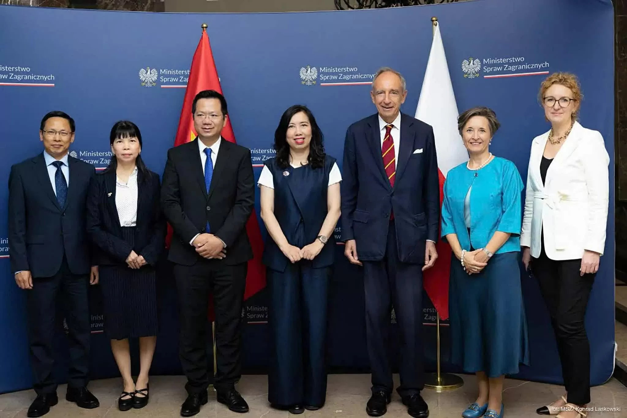 Vietnam always attaches importance to and wishes to strengthen multifaceted cooperation with Poland