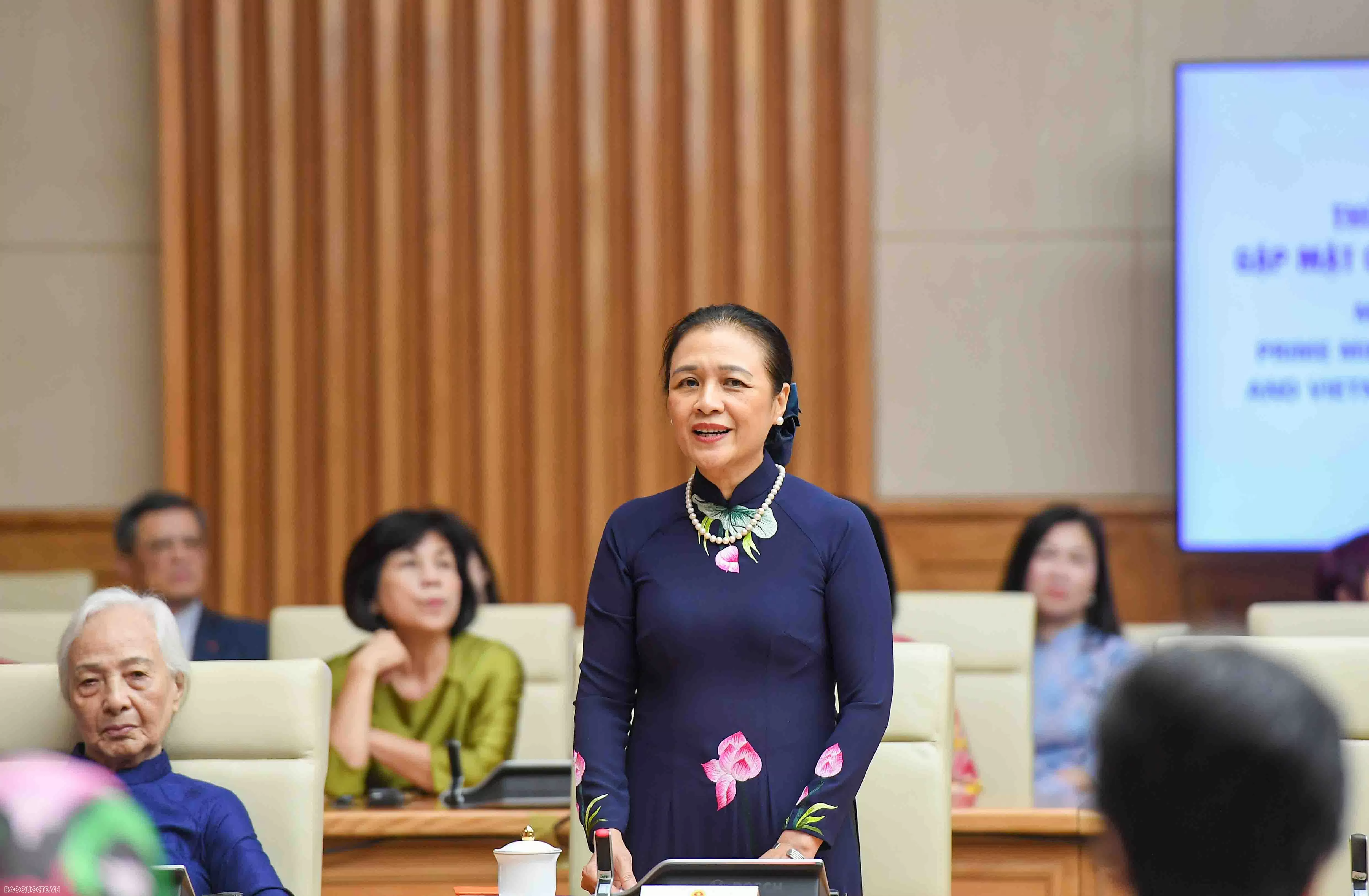 Prime Minister Pham Minh Chinh meets with Vietnamese, international women diplomats