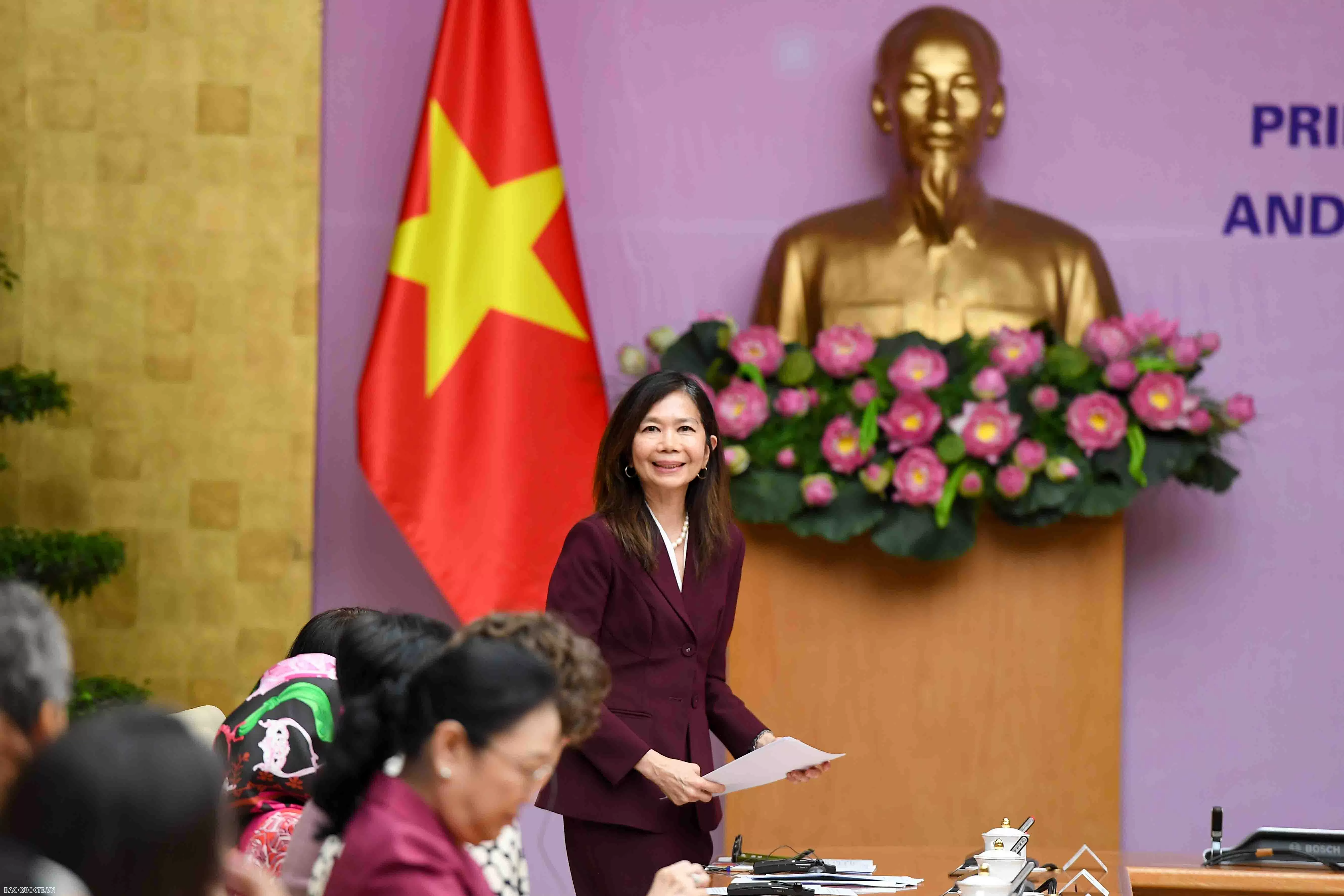 Prime Minister Pham Minh Chinh meets with Vietnamese, international female diplomats