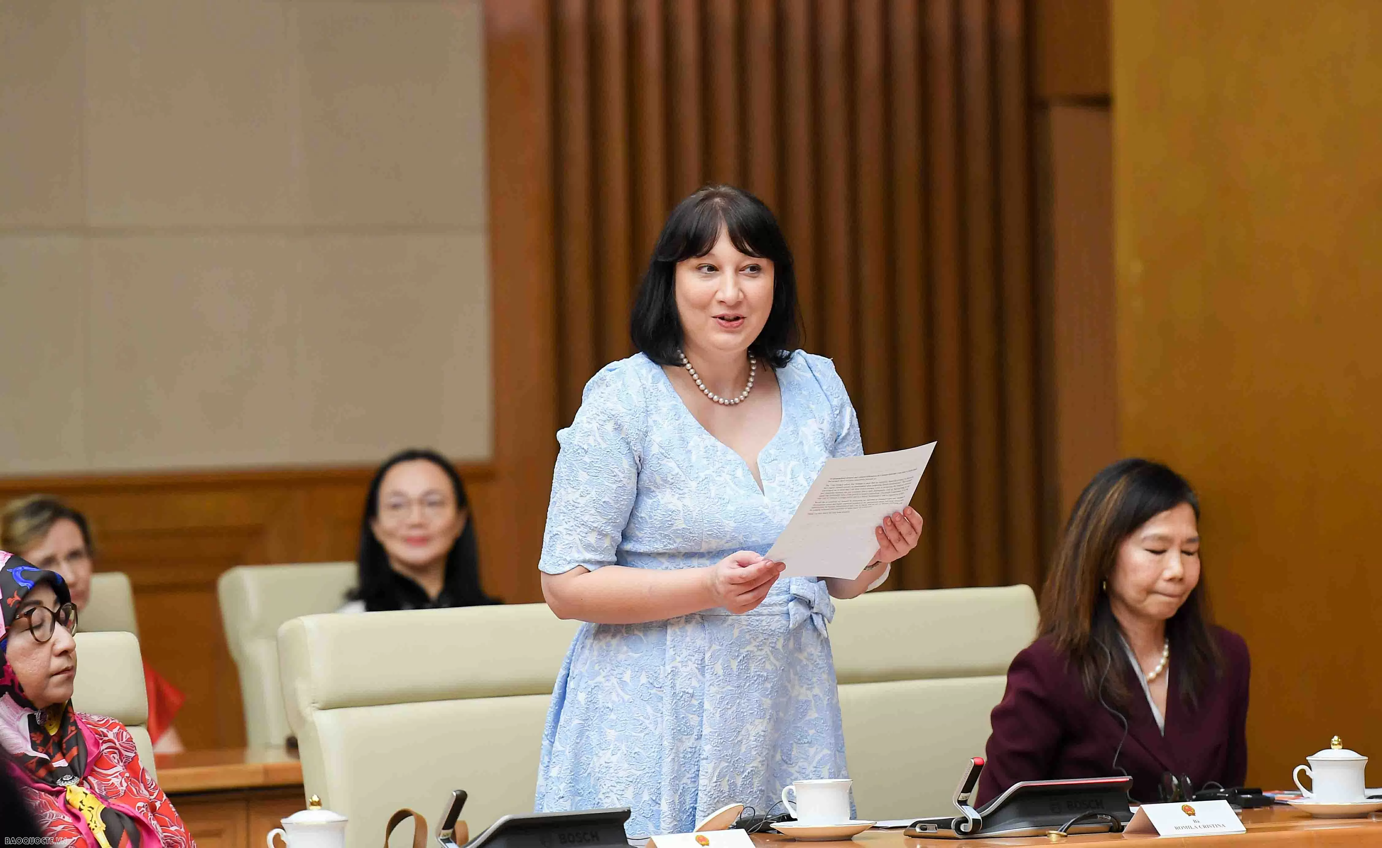 Prime Minister Pham Minh Chinh meets with Vietnamese, international female diplomats
