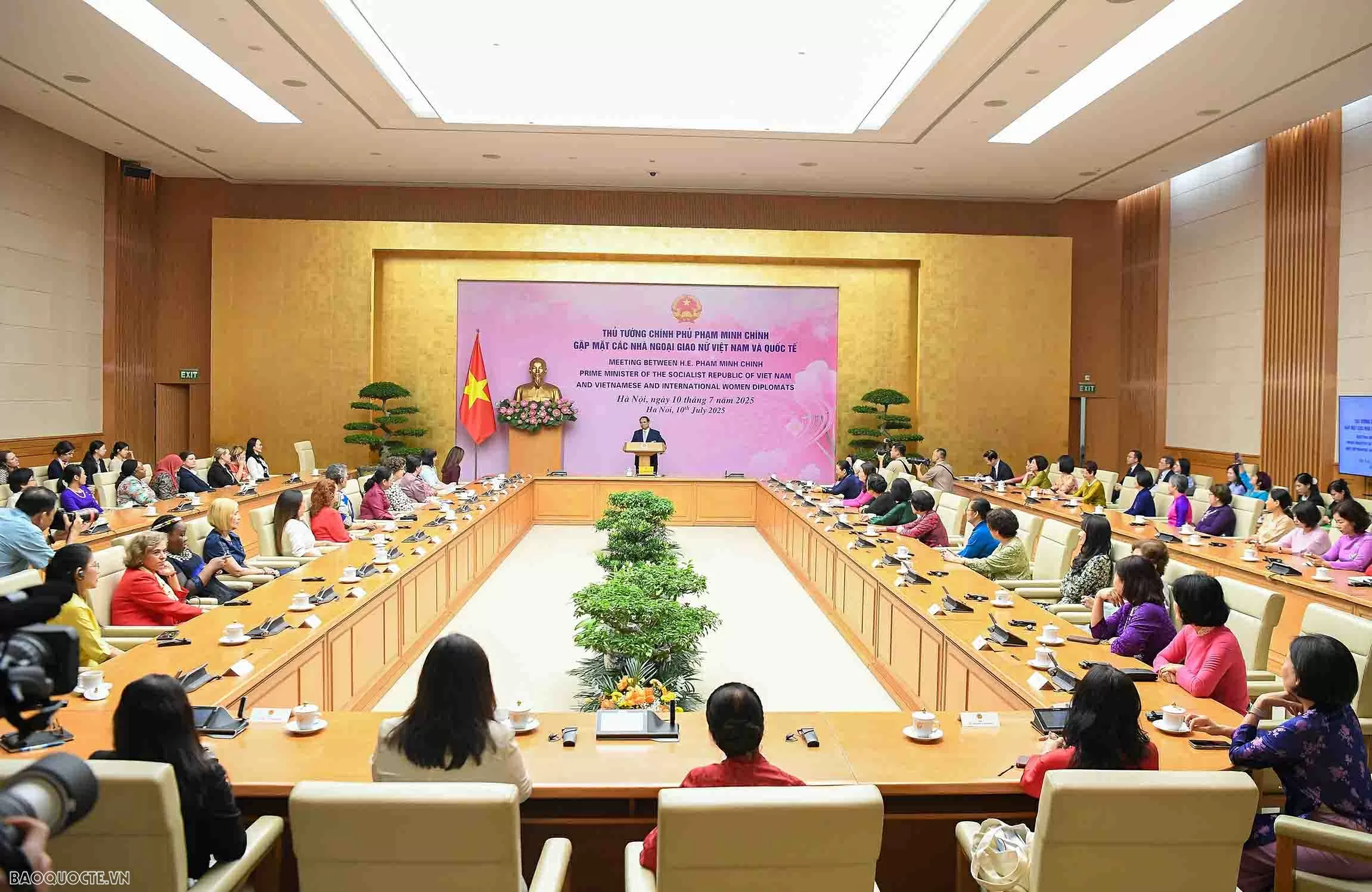 Prime Minister Pham Minh Chinh meets with Vietnamese, international female diplomats