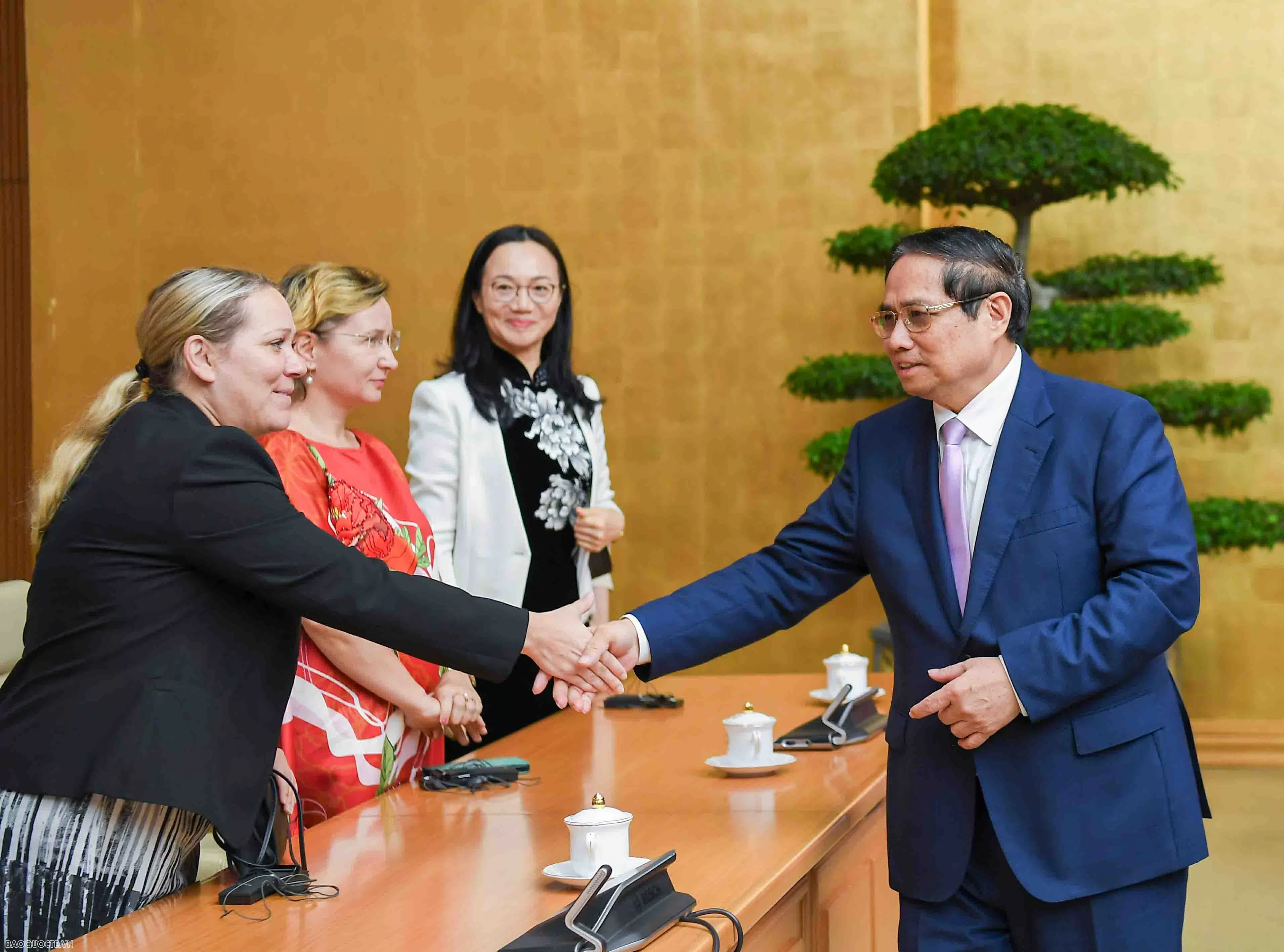 Prime Minister Pham Minh Chinh meets with Vietnamese, international women diplomats