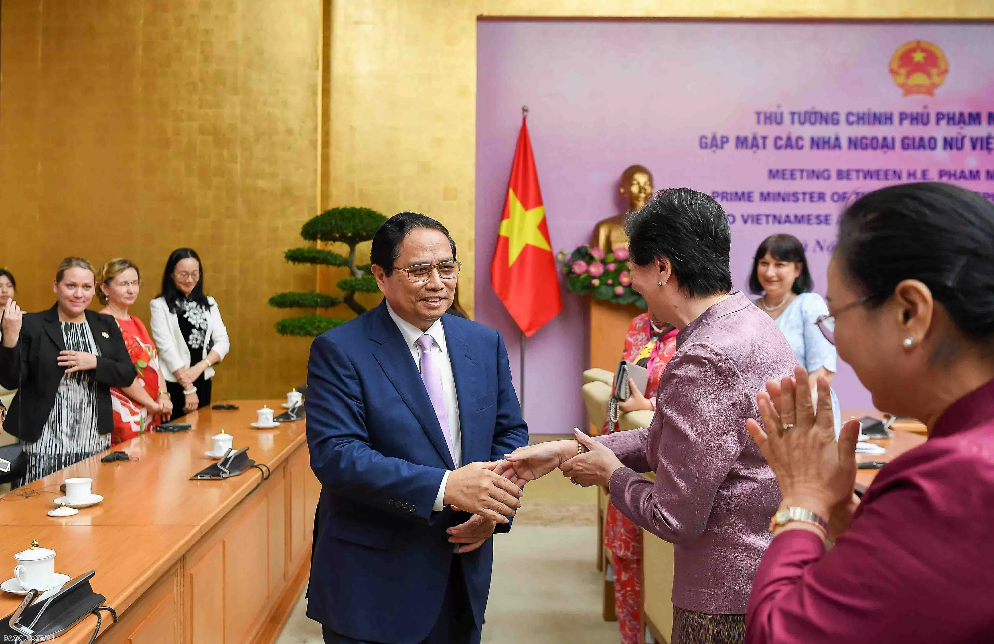 Prime Minister Pham Minh Chinh meets with Vietnamese, international women diplomats