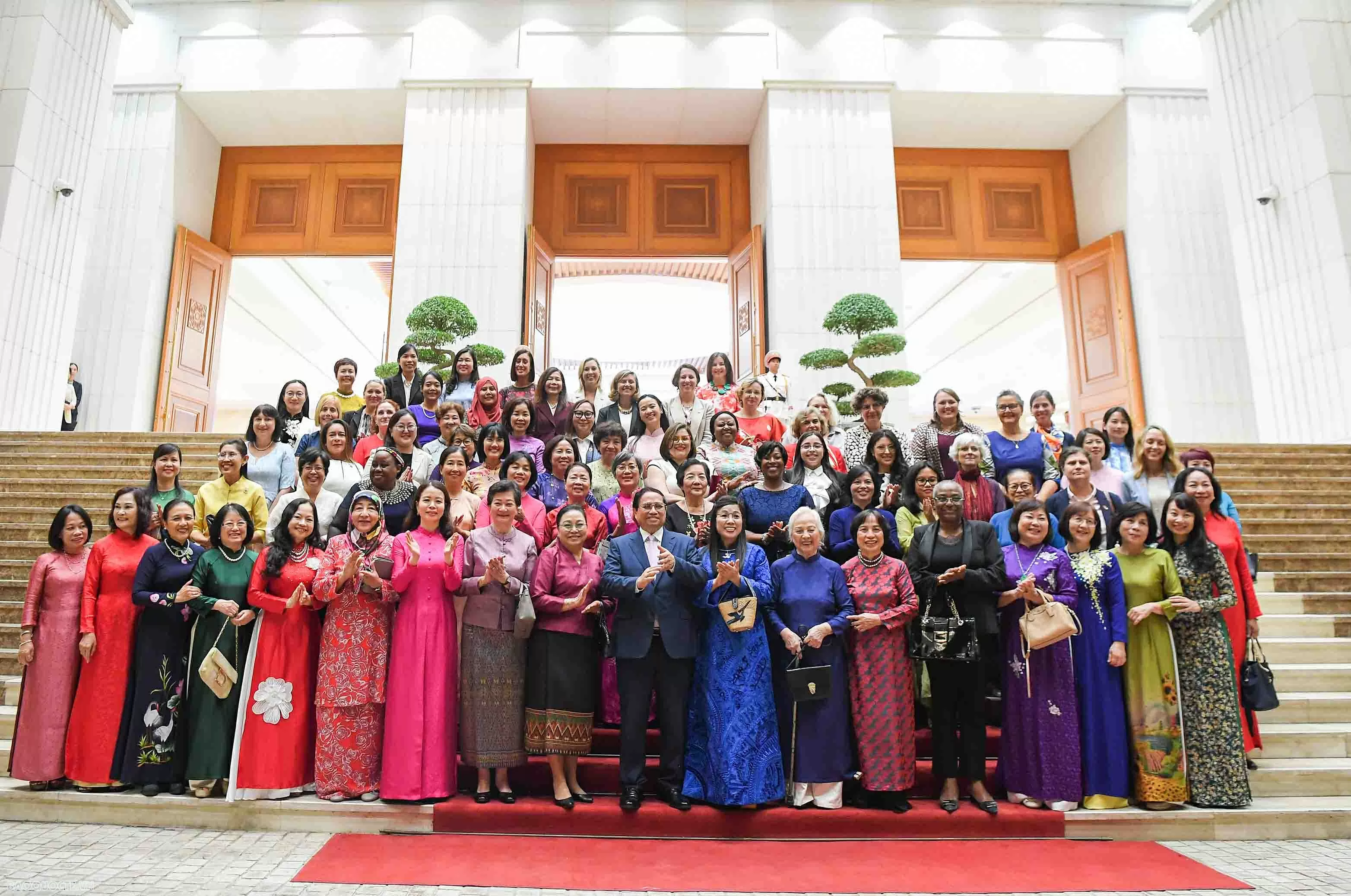 Prime Minister Pham Minh Chinh meets with Vietnamese, international female diplomats
