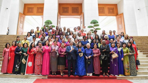 Prime Minister Pham Minh Chinh meets with Vietnamese, international women diplomats