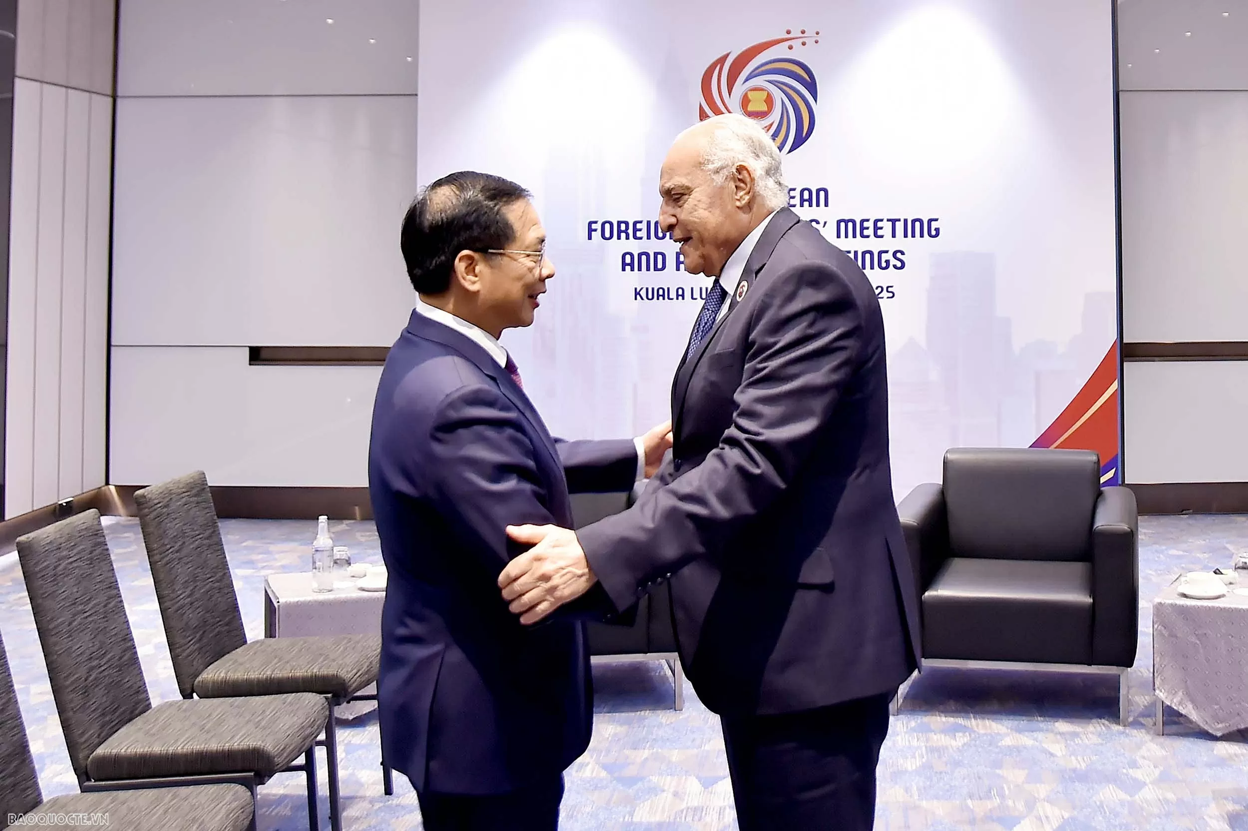 Deputy PM, FM Bui Thanh Son holds meetings with Chinese, Australian, Algerian Foreign Ministers on AMM 58 occasion