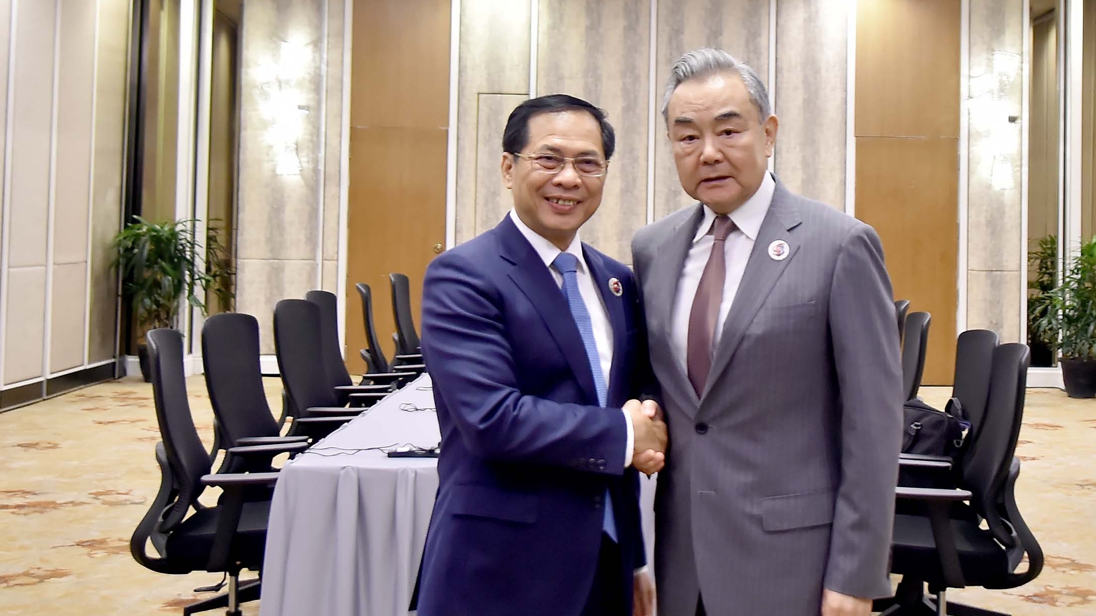 Deputy PM, FM Bui Thanh Son holds meetings with Chinese, Australian, Algerian Foreign Ministers on AMM-58 occasion