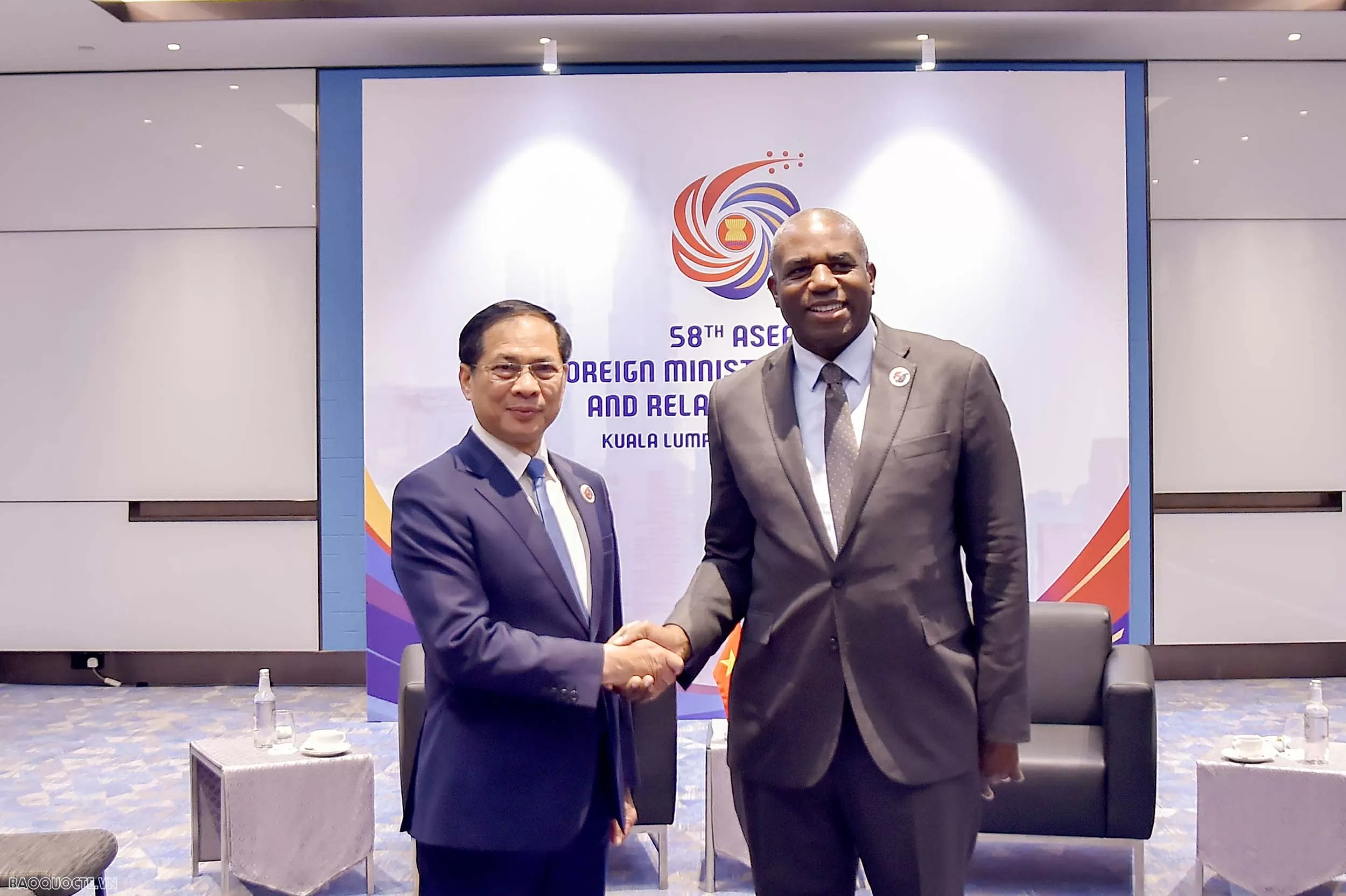 Deputy PM, FM Bui Thanh Son meets with US, EC, UK officials on occasion of AMM-58 in Kuala Lumpur