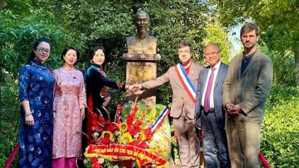 National Assembly Vice Chairwoman visits Ho Chi Minh Space, Thang Long and Co Loa exhibition in France