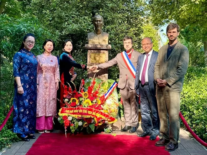 Vice Chairwoman of the National Assembly Nguyen Thi Thanh (third, left) and other delegates pose for a group photo at the monument dedicated to President Ho Chi Minh at the Montreau Park. (Source: VNA)