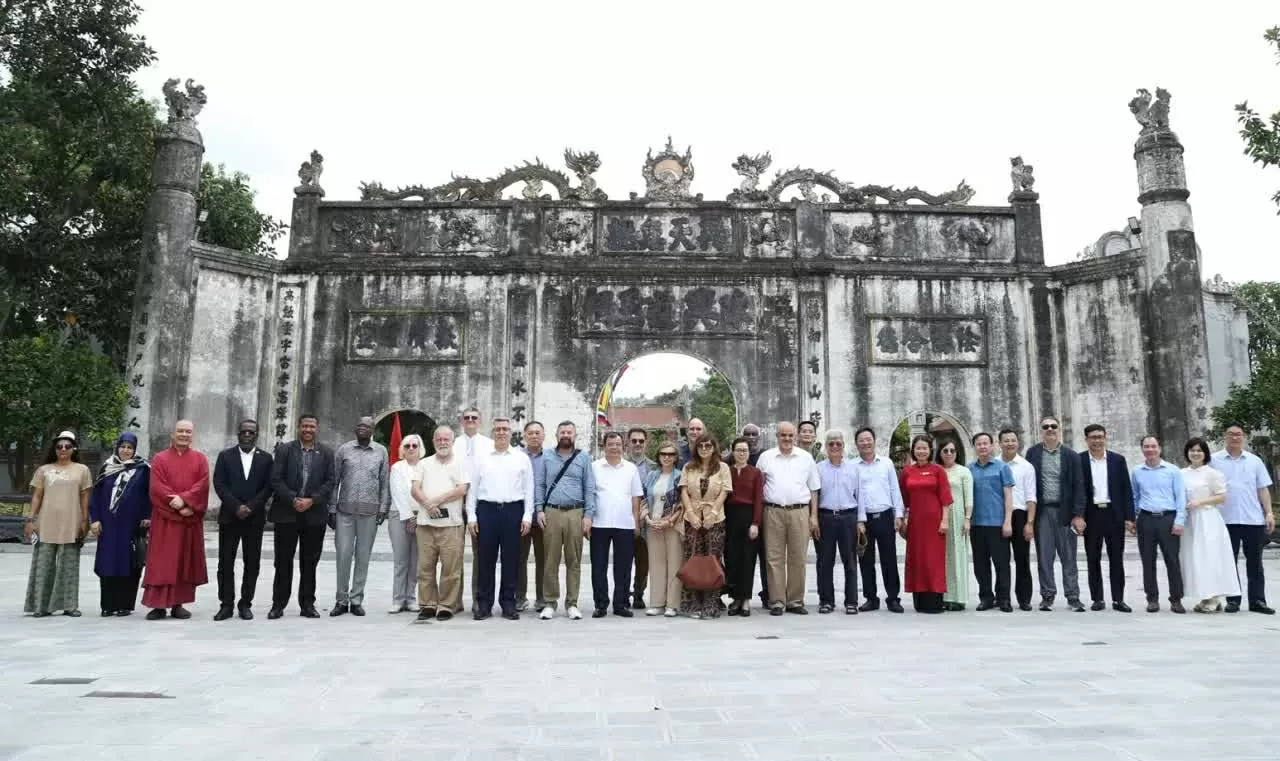 A delegation of ambassadors, chargé d'affaires, heads of delegations, and heads of international organizations in Vietnam visited the Con Son-Kiep Bac historical relic complex (Hai Duong) on May 16. (Photo: Thanh Long)